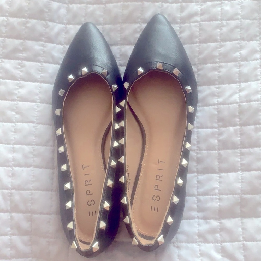 Black pointed toes shoes size 6. Never worn.
